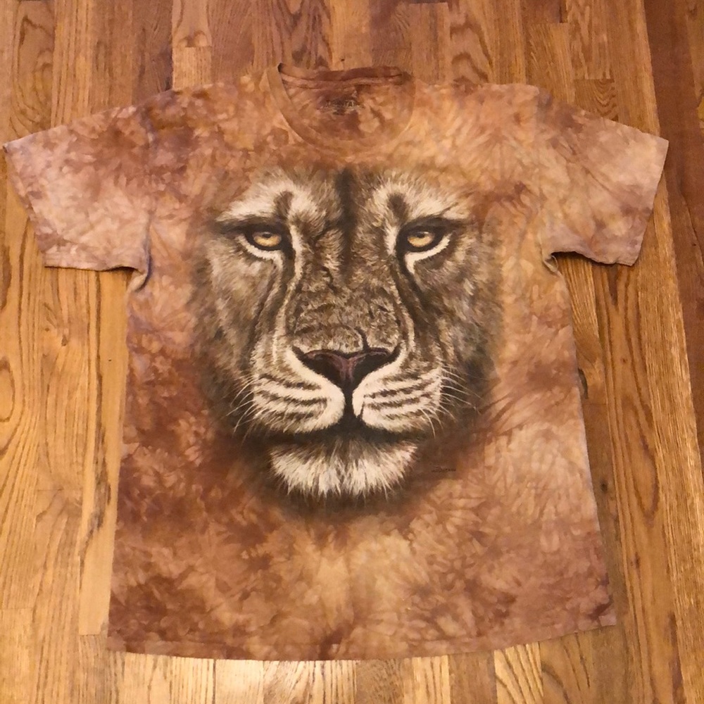 The mountain size XL lion T Shirt